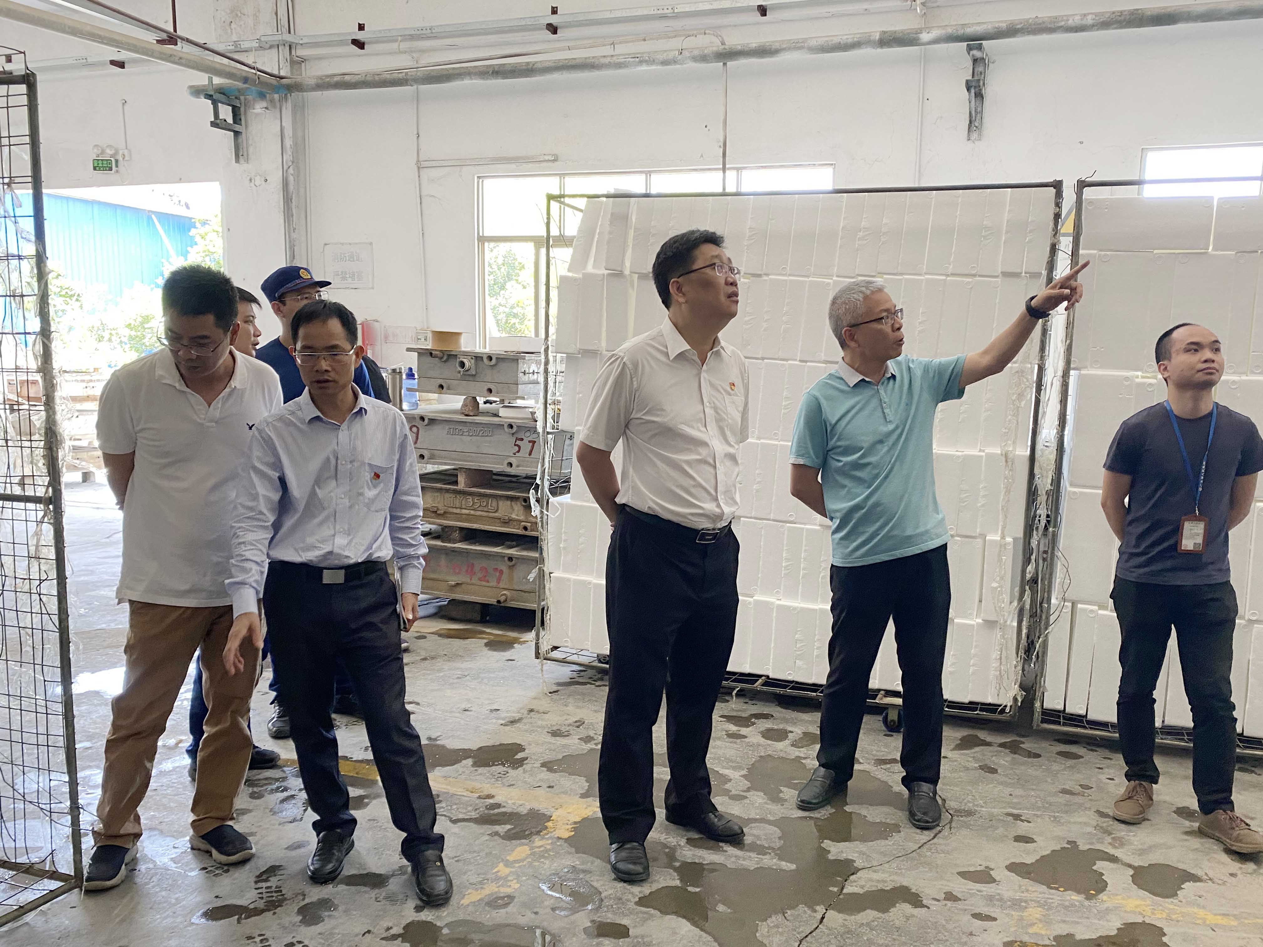 沙塘镇党委书记关华俊、镇党委委员、副镇长李全旺开展辖区安全生产检查 (1).jpg