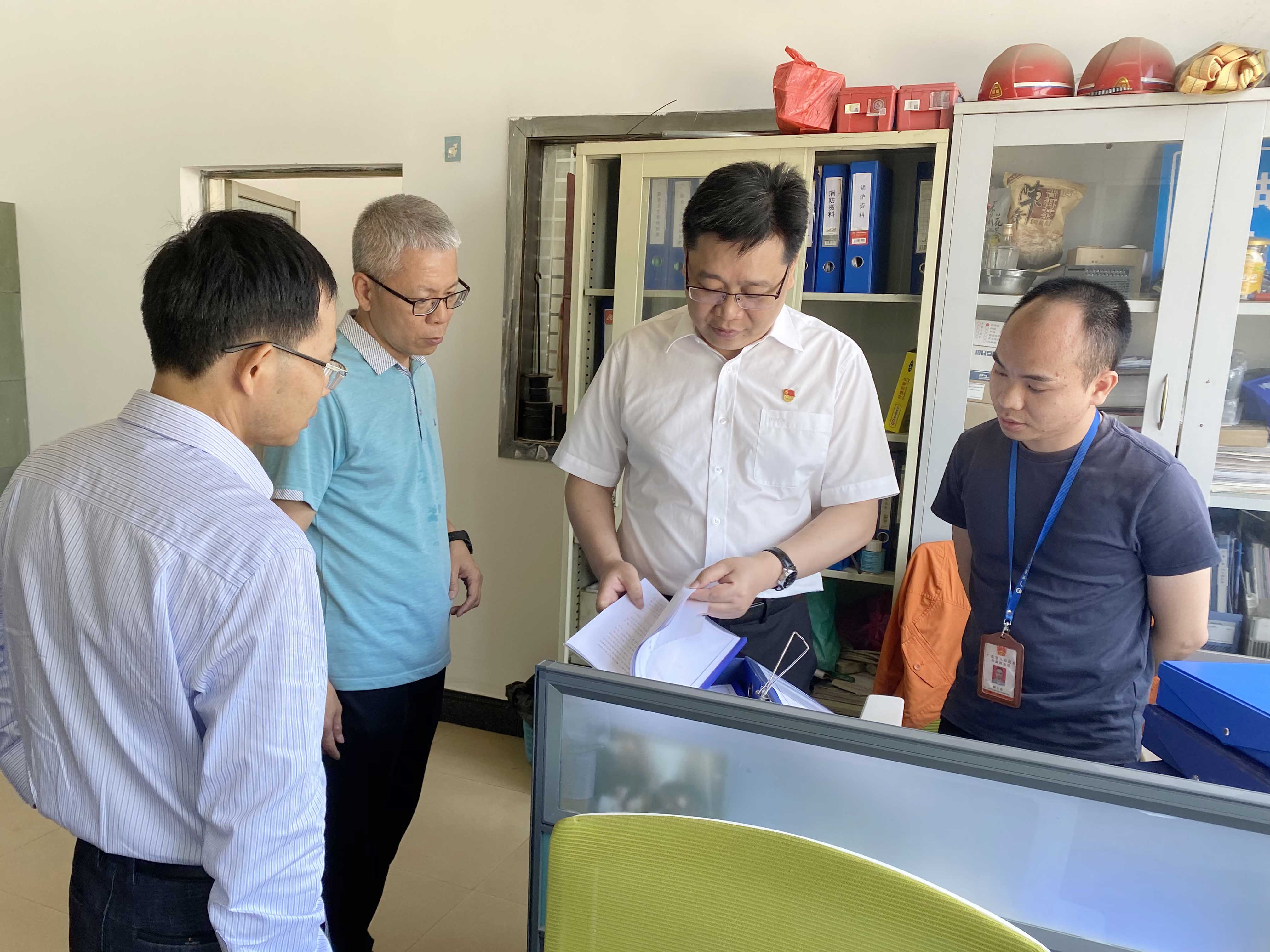 沙塘镇党委书记关华俊、镇党委委员、副镇长李全旺开展辖区安全生产检查 (2).jpg