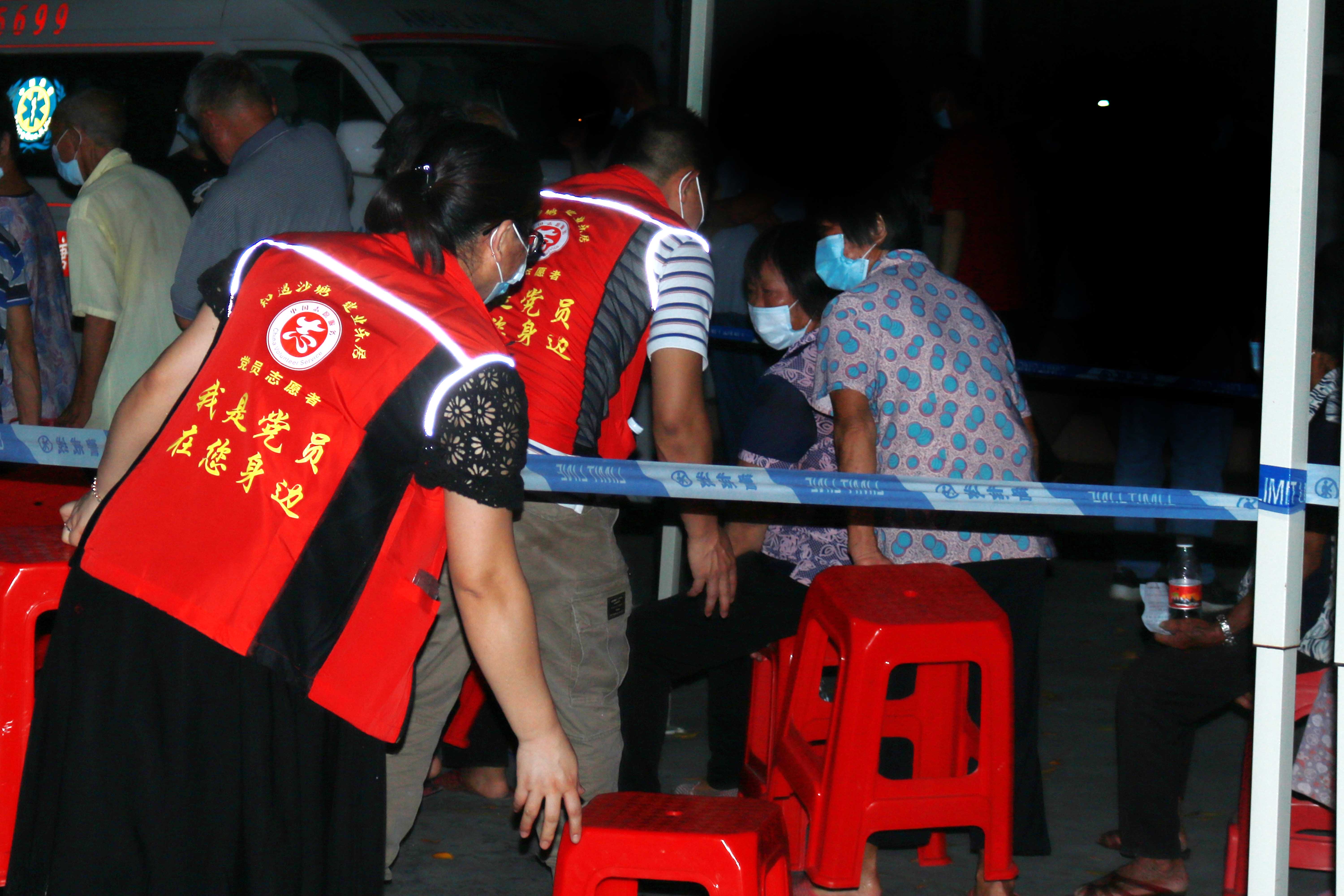 日夜坚守接种岗位 (2).jpg