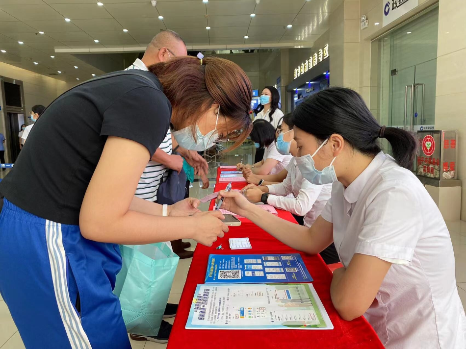 8月4日优化办事举措  夯实政务服务  ——职工医保退休一次性缴费帮办导办活动V2_2