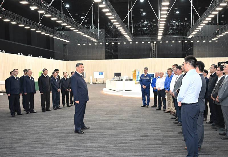 10月17日至18日,中共中央总书记、国家主席、中央军委主席习近平在安徽考察。这是17日下午,习近平在合肥滨湖科学城考察时,同现场科研人员和企业负责人亲切交流。