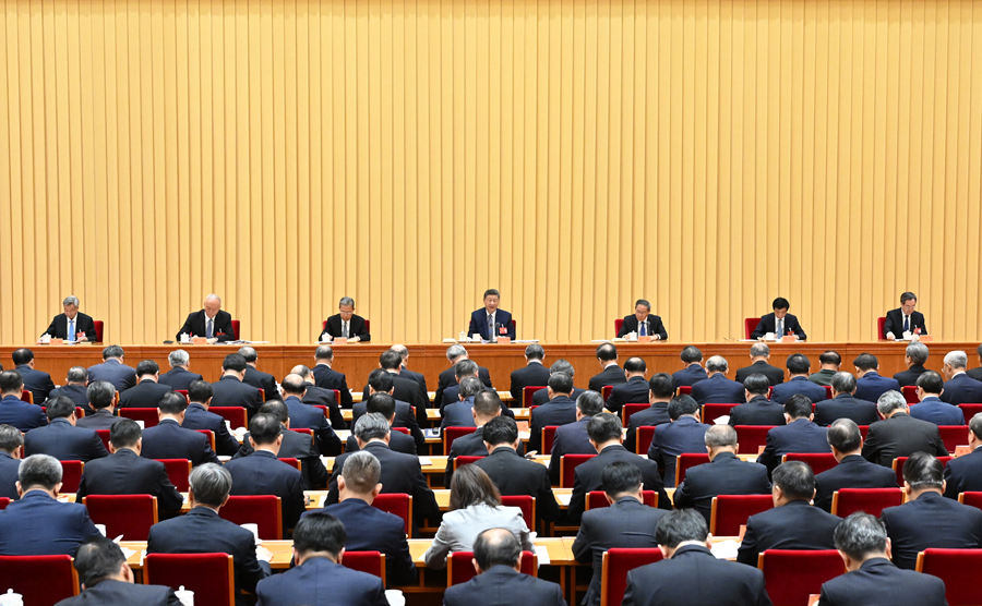 12月10日至11日,中央经济工作会议在北京举行。中共中央总书记、国家主席、中央军委主席习近平出席会议并发表重要讲话。李强、赵乐际、王沪宁、蔡奇、丁薛祥、李希出席会议。