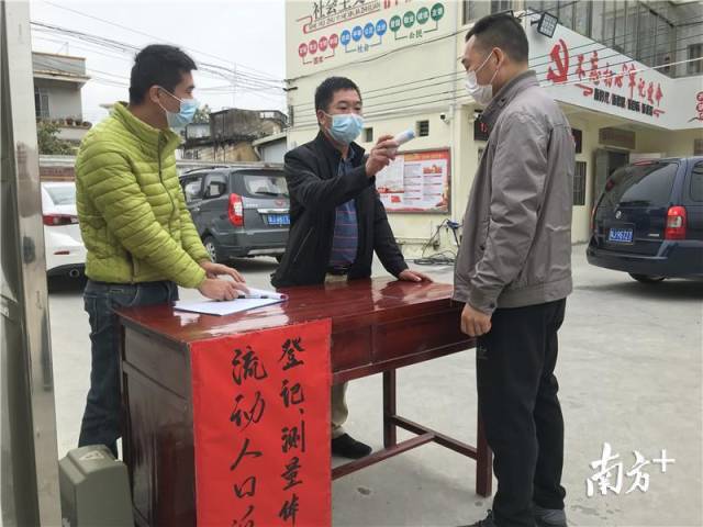 在石溪村，所有返乡的流动人口都需要到村委会进行体温检测和信息登记。