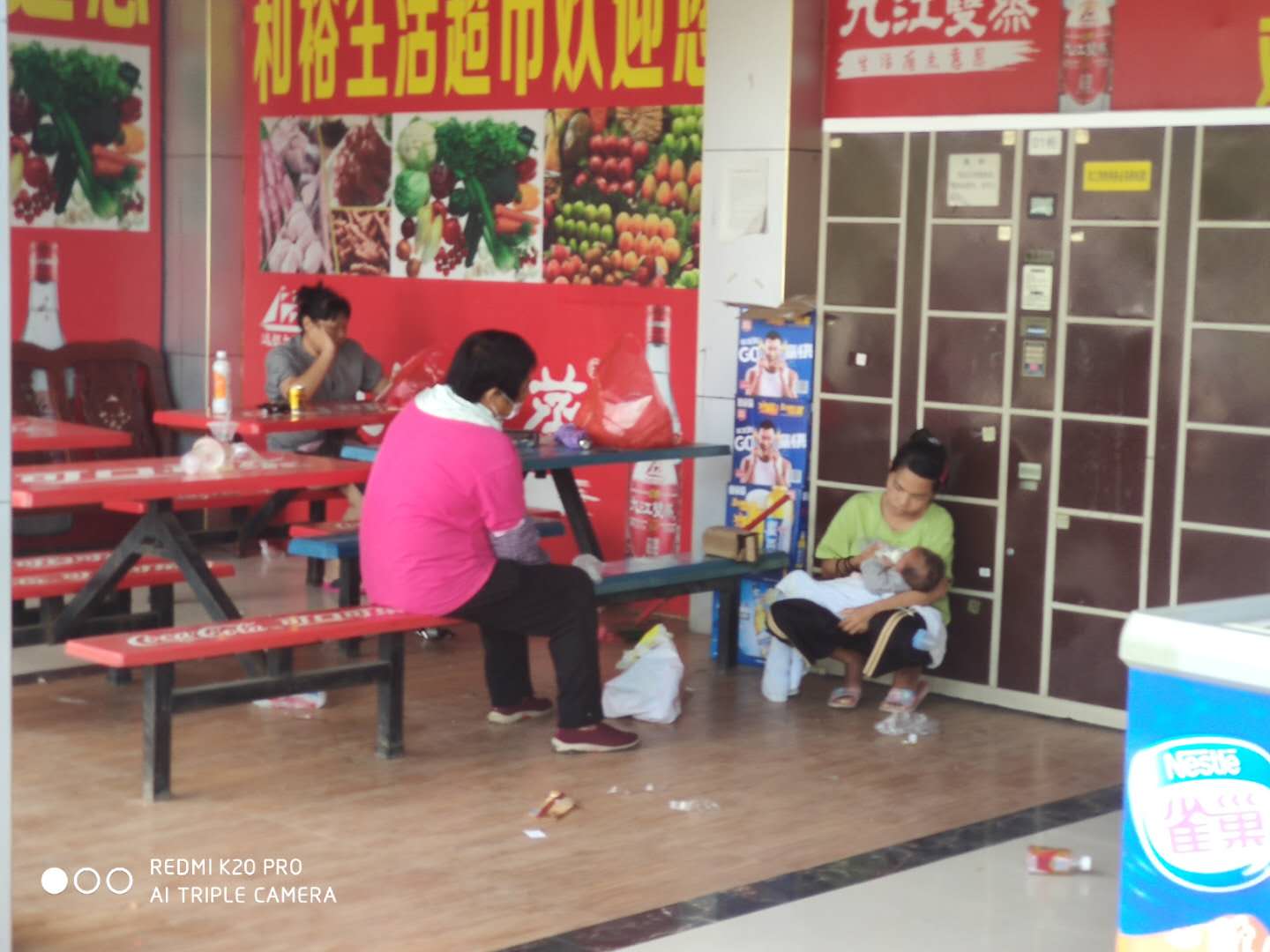 2.1社工向服务对象递水.jpg