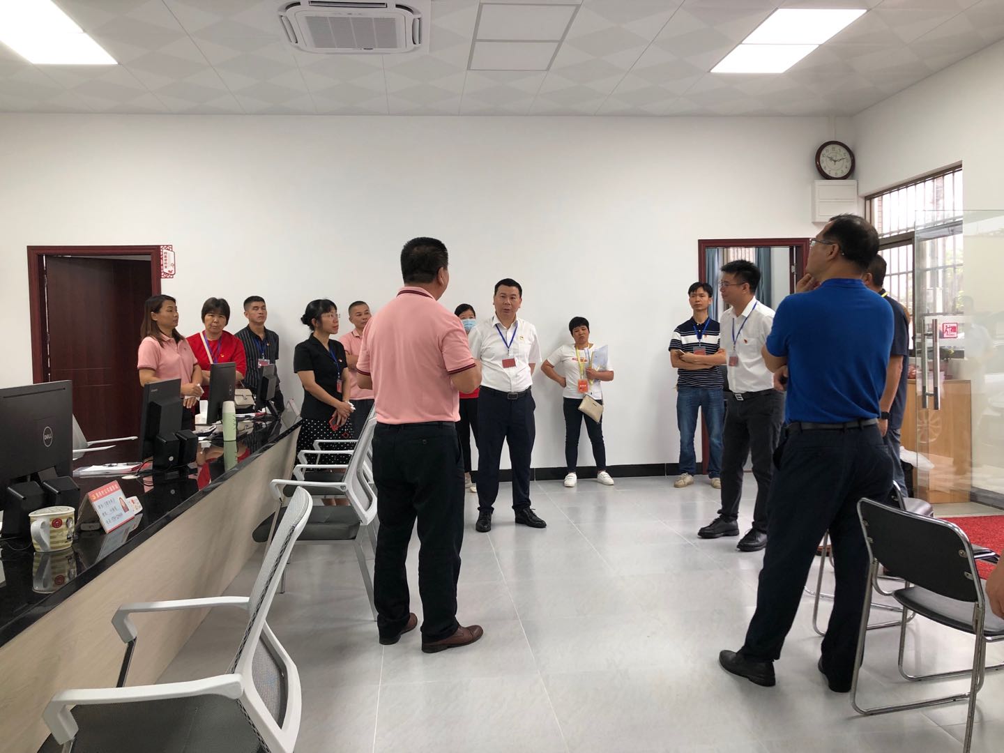 5视察胜桥村委会党群服务中心及人大联络站.jpg
