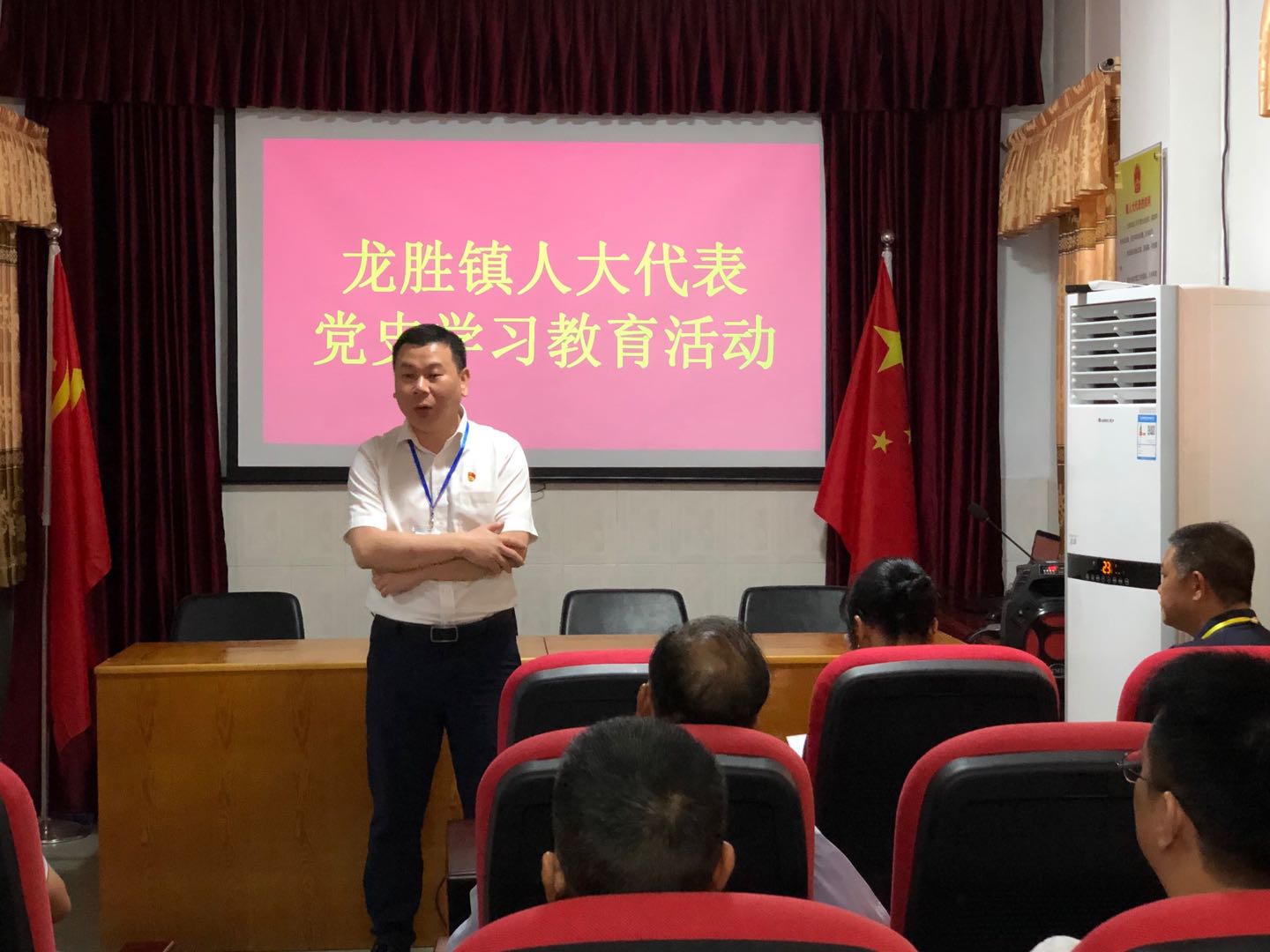 10开展党史学习座谈会.jpg