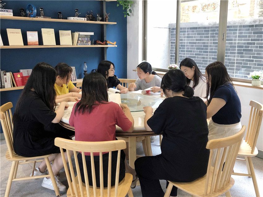 一场党员干部读书分享会.jpg