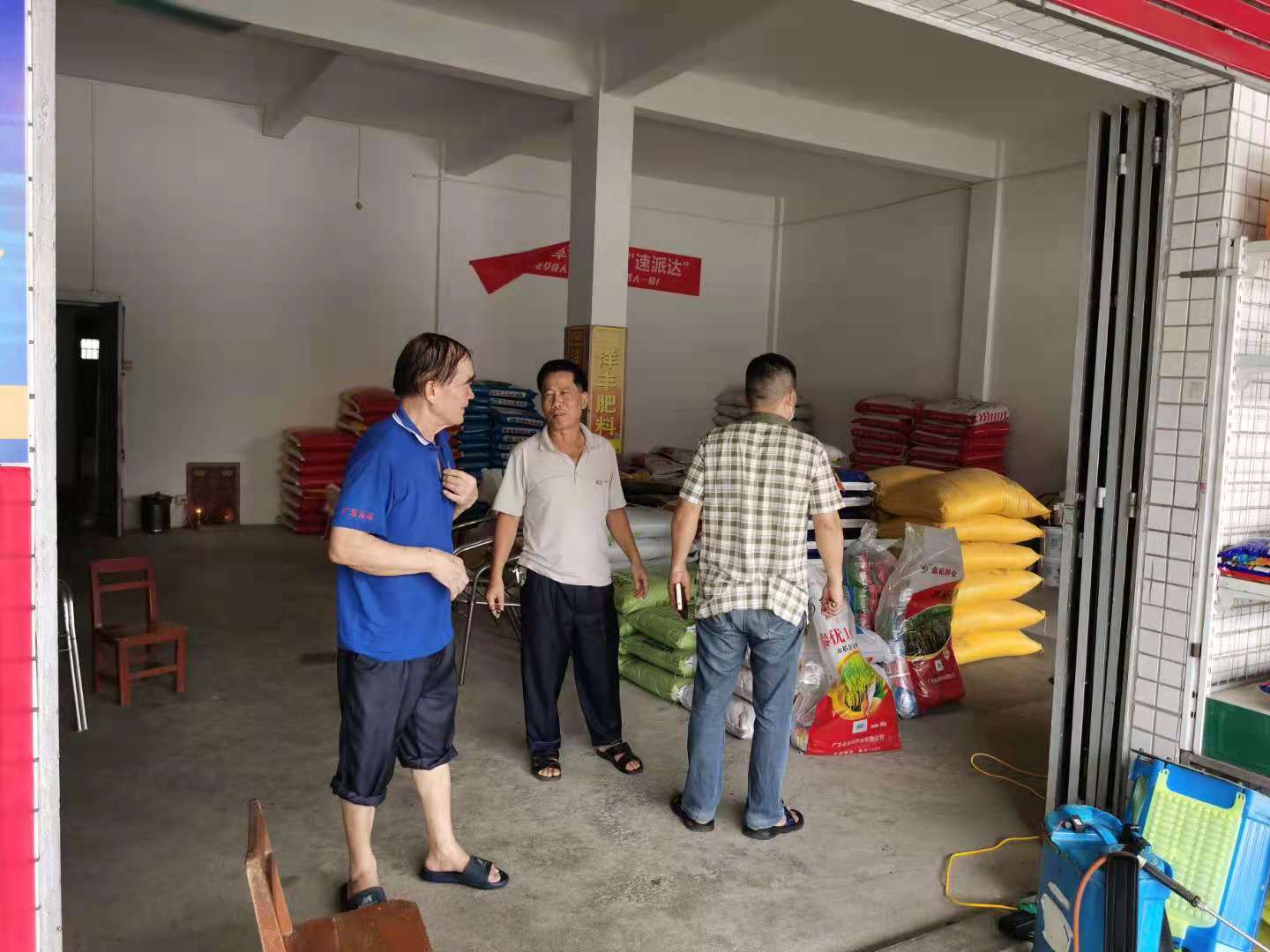 镇农办检查农资店.jpg