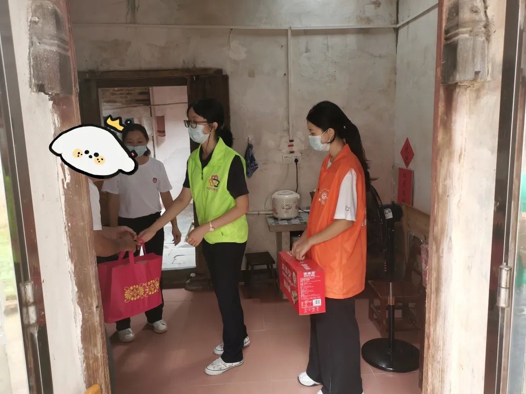 3张诗华带领着志愿者们上门为行动不便的长者送去了汤圆和慰问品.jpg