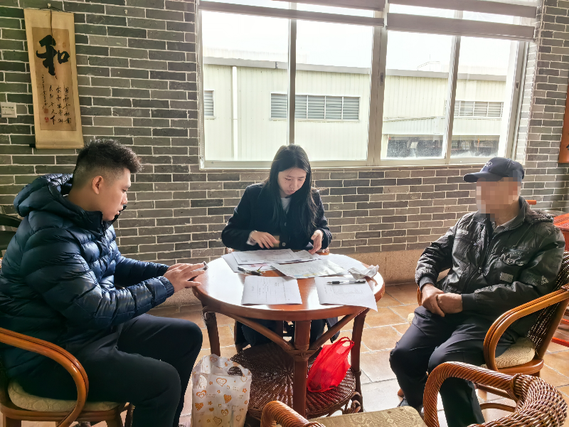 工作人员指导困难职工填报注意事项.jpg