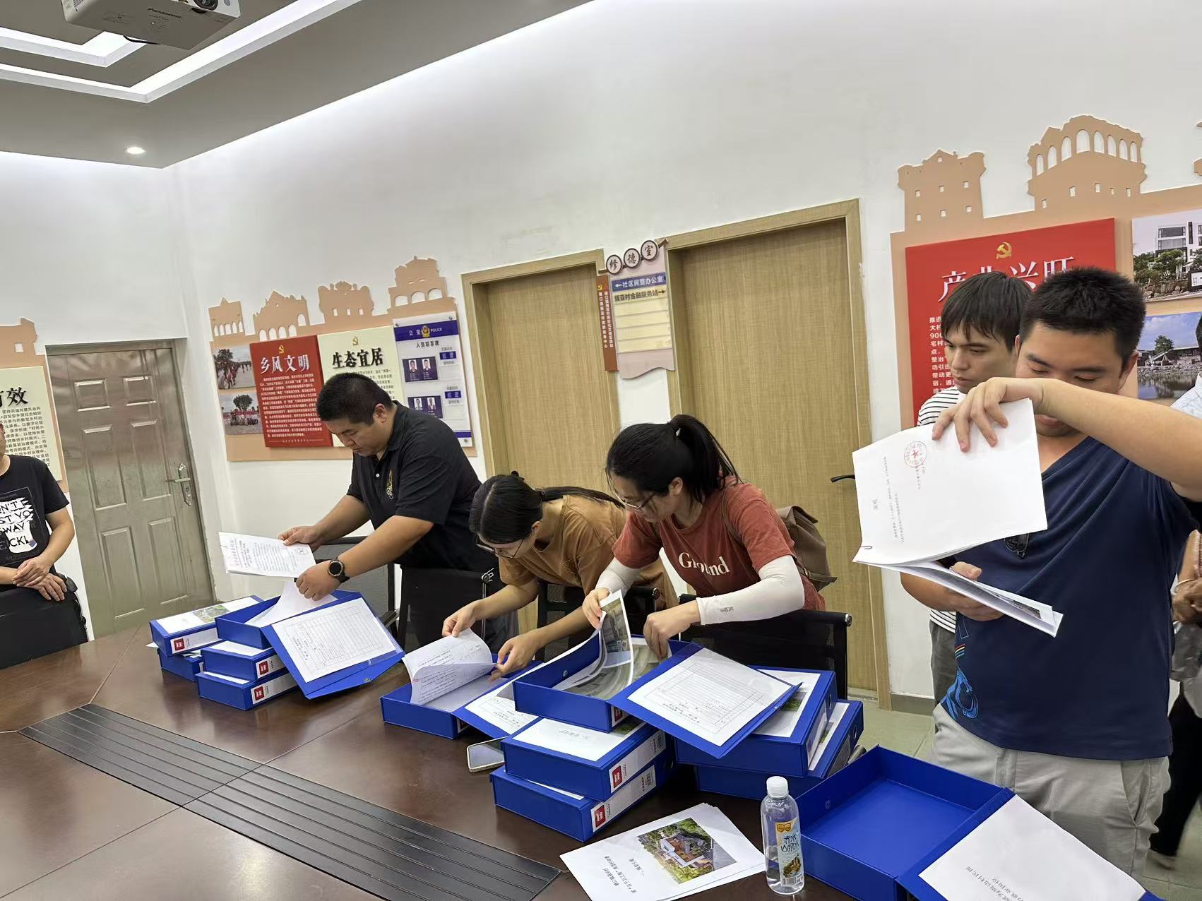 镇政府干部学习典型村建设的资料整理经验.jpg