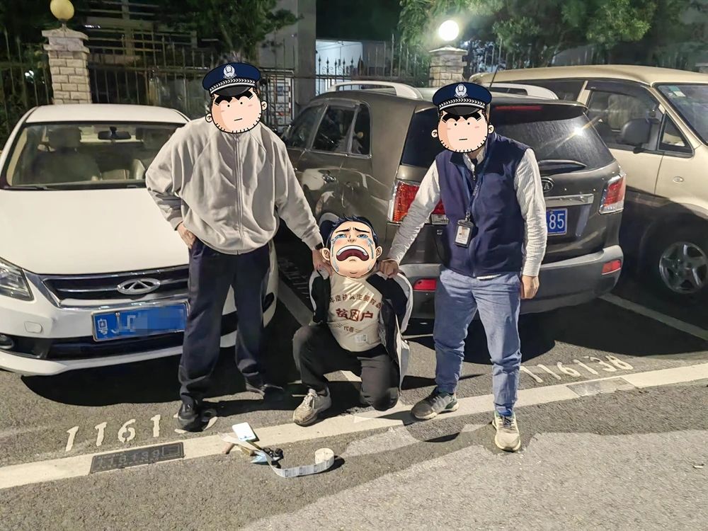 深夜贴“小广告” 一男子当场被抓