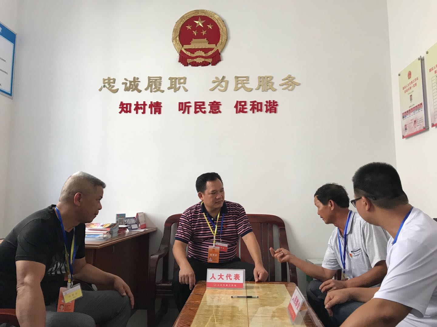 市代表、镇党委书记接访群众.jpg